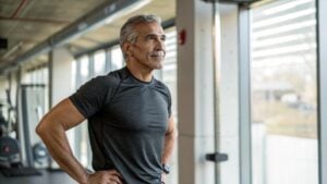 Un entrenador personal explica por qué es importante ganar músculo si ya has cumplido los 50 años