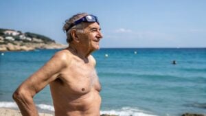 Caminar por la orilla está bien, pero hay un ejercicio mejor para los mayores de 60 años que estén en la playa
