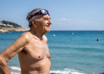 Hombre en la playa, ejercicio, deporte, natación