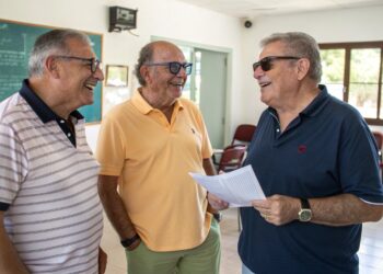 Hombres hablando, actividades sociales
