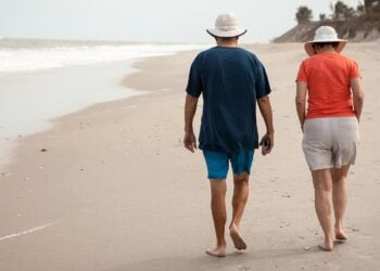 Ropa perfecta para que las personas mayores de 65 años combatan el calor en verano, importancia del calzado en verano, mejor zapatos para la tercera edad cuando hace calor, beneficios de usar sandalias, qué zapato debo usar en verano si soy mayor.