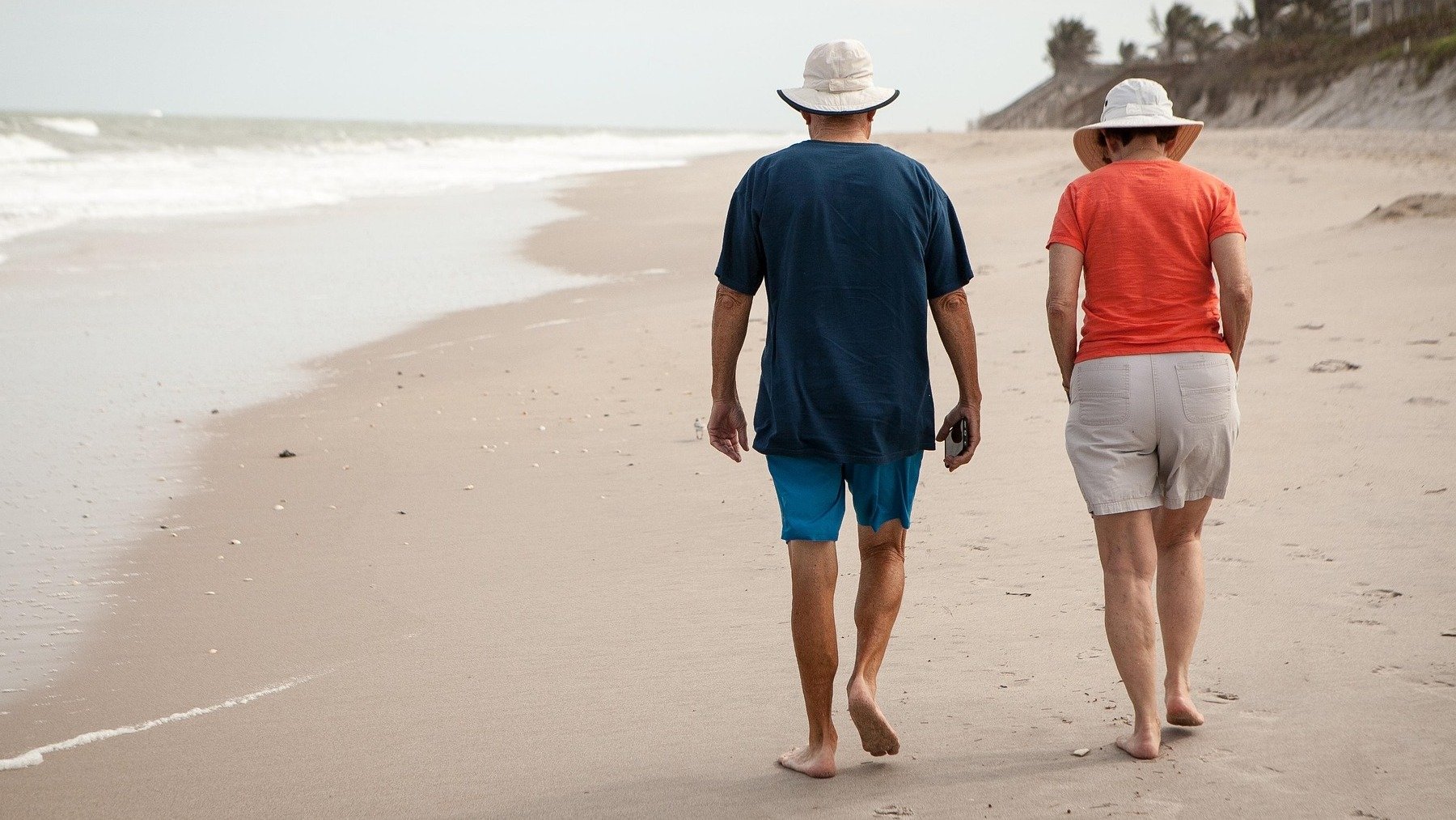 Ropa perfecta para que las personas mayores de 65 años combatan el calor en verano, importancia del calzado en verano, mejor zapatos para la tercera edad cuando hace calor, beneficios de usar sandalias, qué zapato debo usar en verano si soy mayor.