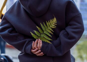 Si caminas con las manos en la espalda tienes 3 rasgos muy marcados, según la psicología