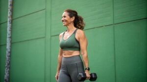 Ni correr ni gimnasio: el mejor ejercicio de fuerza para mujeres de más de 45 años que quieran ganar músculo