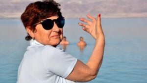 Ni sombrero ni sandalias: lo que deben llevar encima los mayores de 65 años si hace calor en la calle en verano