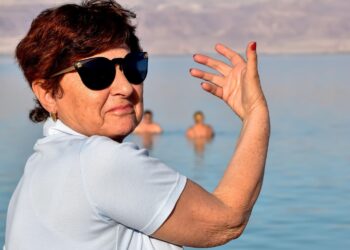 Por qué es importante usar gafas de sol en la tercera edad, mejorar salud ocular en la vejez, cómo ayudan las gafas de sol contra el calor, por qué las gafas de sol deben tener filtro UV.