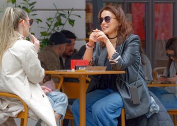 La psicología explica por qué algunas personas suspiran antes de hablar, significado psicológico del suspiro, suspirar antes de hablar según los psicólogos, por qué hay gente que suspira mucho.