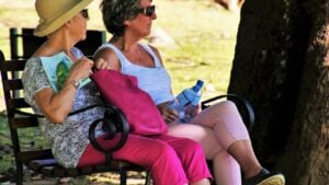 Ni tacón bajo ni suela plana: lo que los mayores de 60 años deben calzar a diario para activar la circulación