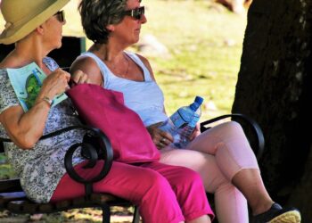 Mejor calzado para personas mayores en la tercera edad, zapatos cómodos para jubilados, usar suela plana siendo mayor, qué tipo de zapato usar siendo jubilado.