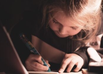 La asignatura que deberían aprender todos los niños en el colegio, importancia de saber una lengua extranjera para que los niños agudicen la mente, por qué enseñar a los niños un segundo idioma.