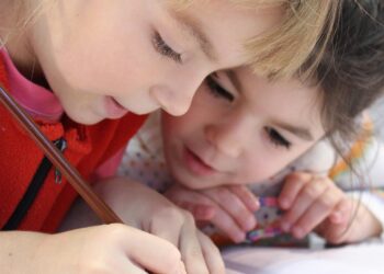 Señales de que mi hijo tiene un desarrollo cognitivo inferior a la media, problemas de aprendizaje en el colegio, apoyo a hijos con bajas capacidades, qué hacer si mi hijo es poco inteligente, desarrollo cognitivo de los hijos, apoyo familiar con los deberes del colegio.