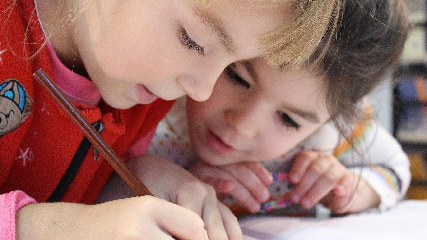 Señales de que mi hijo tiene un desarrollo cognitivo inferior a la media, problemas de aprendizaje en el colegio, apoyo a hijos con bajas capacidades, qué hacer si mi hijo es poco inteligente, desarrollo cognitivo de los hijos, apoyo familiar con los deberes del colegio.