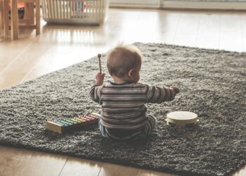 Consejo de un experto para que los niños sean más inteligentes, consejo de Stefan Falk para educar a los hijos, por qué es importante que mi hijo aprenda a tocar un instrumento, mejores consejos para educar a los hijos, hábito de los padres para que los niños sean más listos.
