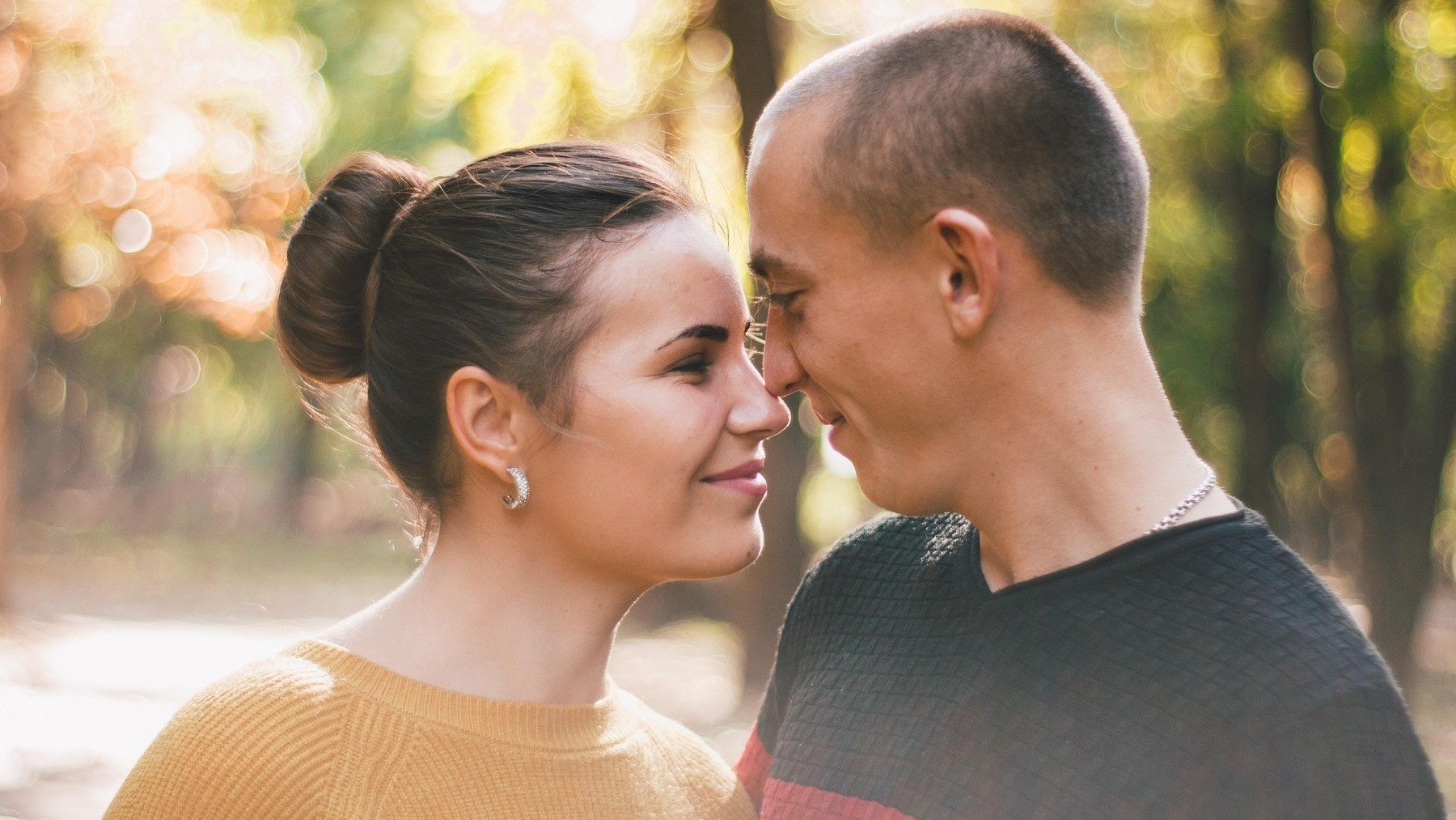 Consejo del psicólogo Mark Travers para que las parejas sean más felices, psicólogo recomienda planificar el fin de semana a las parejas, consejos psicológicos para parejas en probemas, cómo solucionar problemas con mi pareja.
