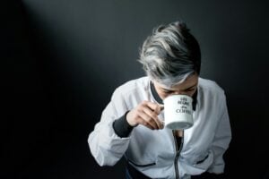 Ni toc ni manía: éste es el significado de dejar el final de la bebida en el vaso, según los psicólogos