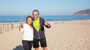 Ni nadar ni jugar a las palas: el mejor ejercicio para hacer en la playa recomendado para los mayores de 65