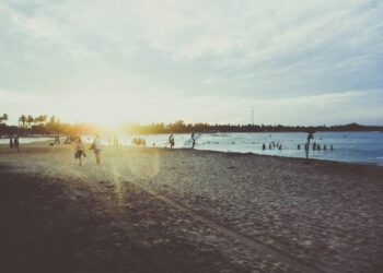 Ni caminar ni nadar: el mejor ejercicio para hacer en la playa que recomiendan para los mayores de 60