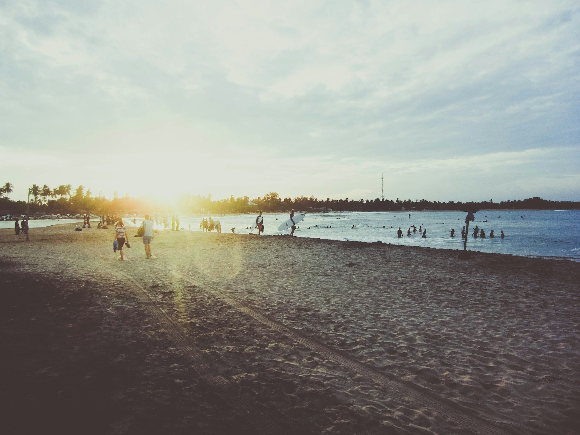 Ni caminar ni nadar: el mejor ejercicio para hacer en la playa que recomiendan para los mayores de 60
