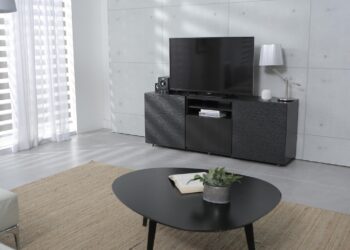 Qué deben tener en cuenta las personas mayores a la hora de ver la televisión, cómo elegir televisión en la tercera edad, importancia de la iluminación cuando vemos la tele, problemas televisión en mayores.