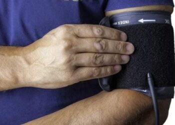 Ni a 125 ni a 80: ésta es la tensión que debes tener si tienes más de 60 años