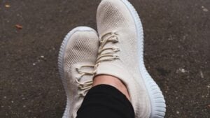 Las zapatillas deportivas están bien, pero hay un calzado mejor para los mayores de 65 años con juanetes