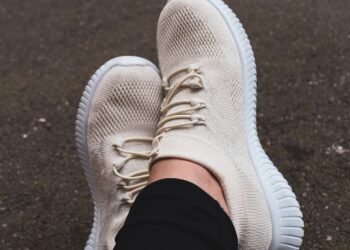 Cómo debe ser el calzado de una persona mayor de 65 años, mejores zapatilas para jubilados que tengan juanetes, zapatos para los juanetes, elegir calzado en la tercera edad.