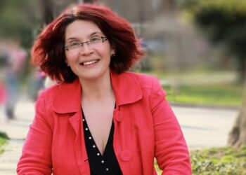 Color más favorecedor para personas mayores de 70 años, colores que favorecen a las mujeres de la tercera edad, color que mejor queda a la gente de más de 70 años, por qué usar el color rojo si eres mayor.