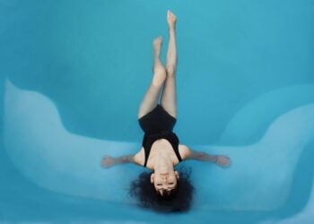 La prenda que está llena de microbios y nunca lavas: el serio aviso de un farmacéutico