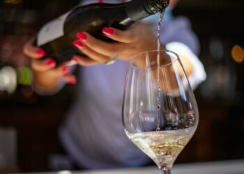 El significado de que una persona ayude a los camareros a recoger la mesa en los bares, según la psicología