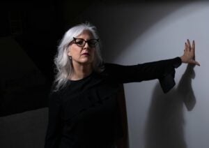 El significado de que una persona se deje crecer las canas, según la psicología