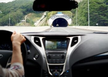 Qué significa conducir siempre muy rápido según la psicología, conducir rápido según los psicólogos, por qué algunos conducen rápido, explicación psicológica de querer conducir deprisa.