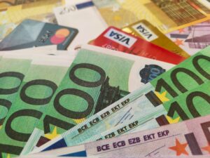 Las personas que prefieren quedarse en casa para no gastar dinero y sienten dolor al pagar piensan que están al borde del abismo, según la psicología