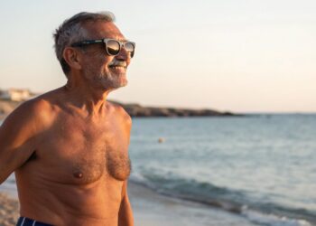 Hombre en la playa, ejercicio, actividad