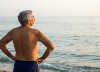Hombre en la playa, ejercicio, deporte
