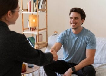 Problema común de las personas con alto coeficiente intelectual, personas más propensas a tener problemas de salud mental según los psicólogos, altas capacidades y enfermedades mentales, TDAH y superdotados, inteligencia y psicología, problemas de ser muy inteligentes.