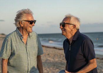 Hombres en la playa, deporte, ejercicio