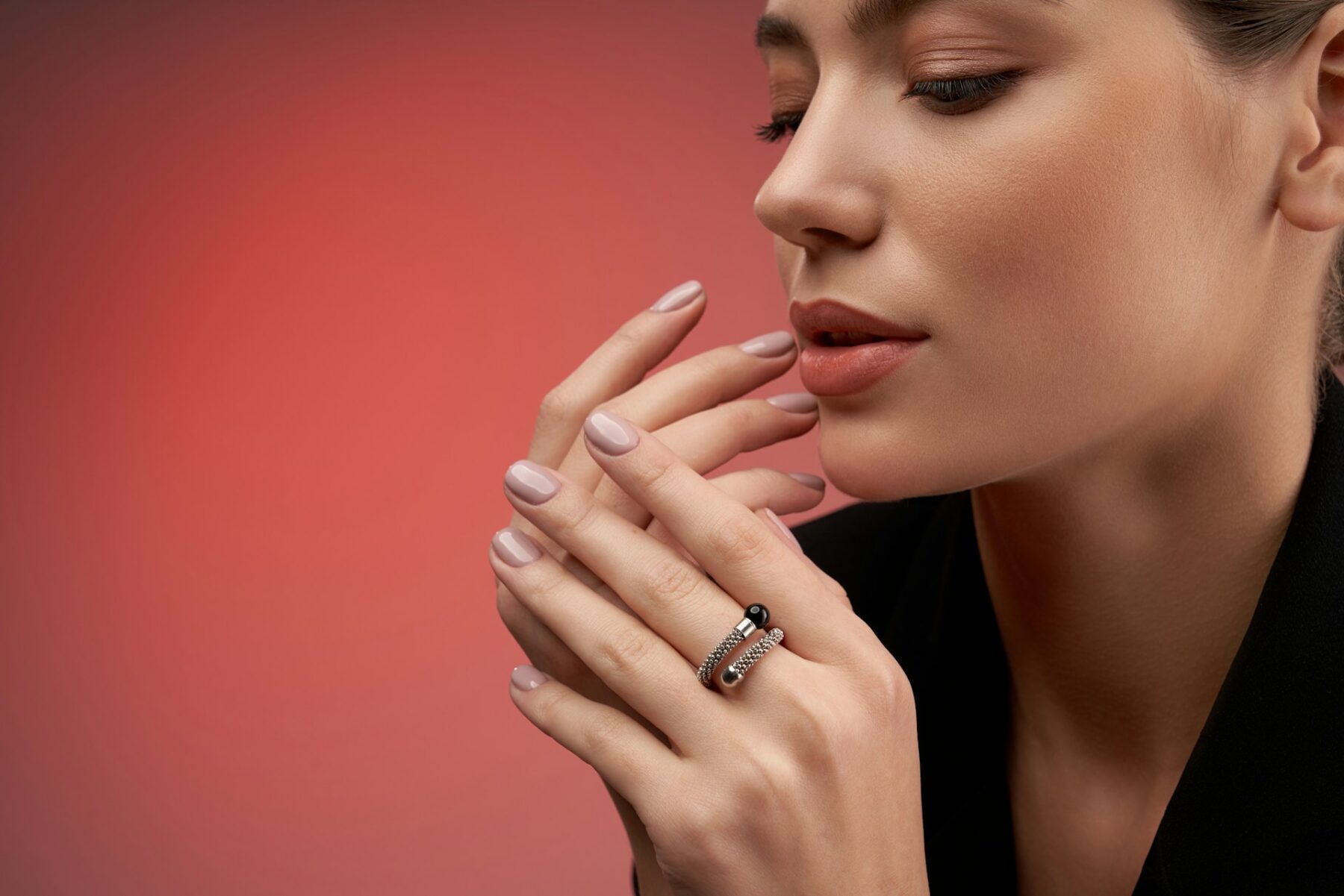 El significado de que una persona se muerda las uñas, según la psicología