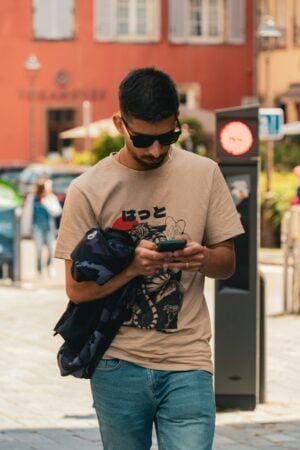 Éste es el significado de andar siempre con el móvil en la mano, según la psicología
