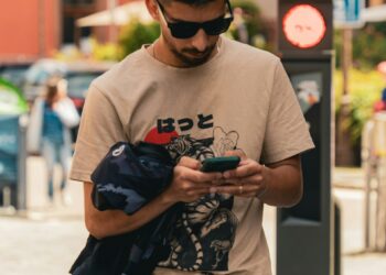 Éste es el significado de andar siempre con el móvil en la mano, según la psicología