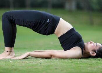Mejor ejercicio diario para mujeres mayores de 50 años, mejores ejercicios para mujeres maduras, mejor deporte para hacer por la mañana, importancia de los estiramientos matutinos.