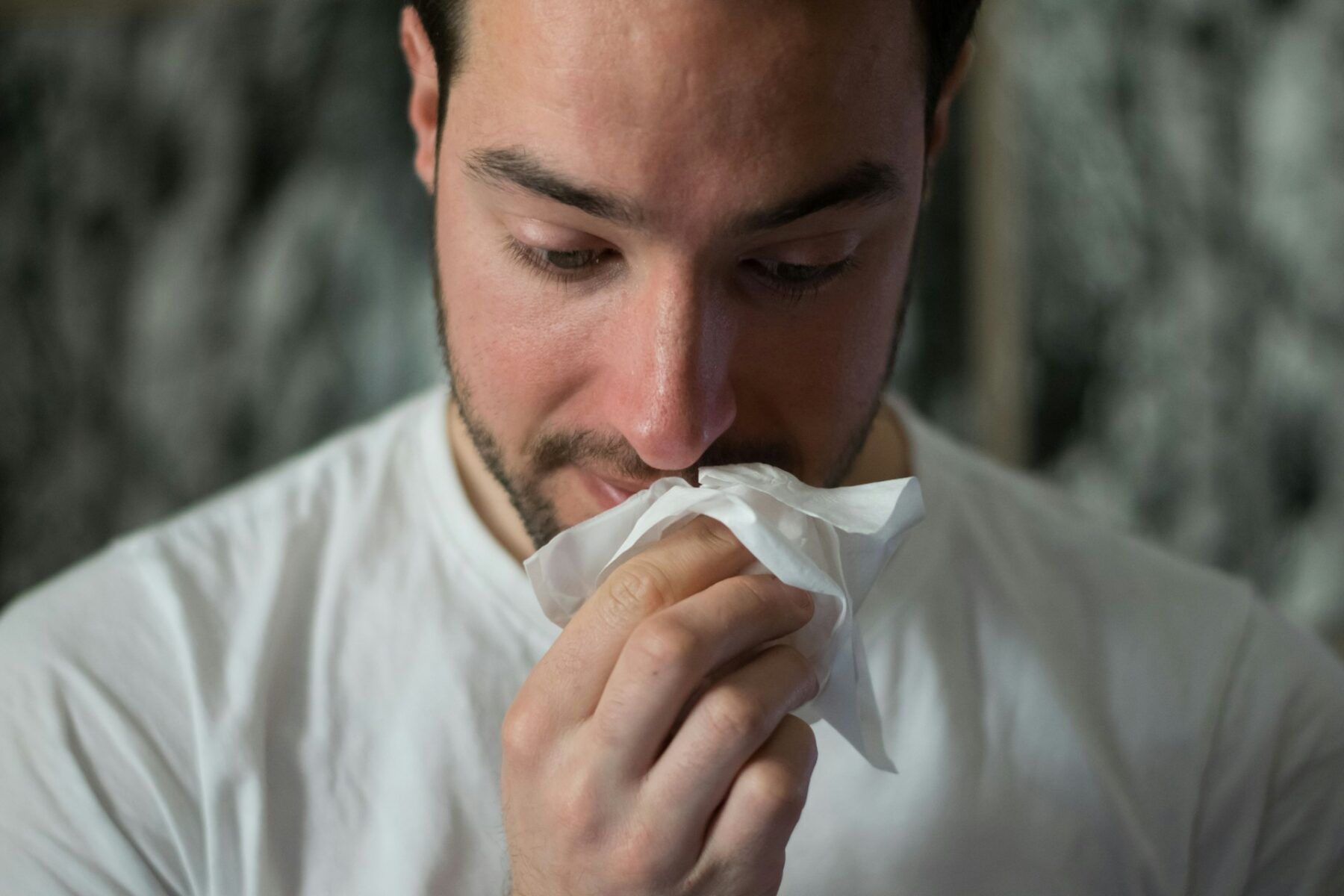 Ésta es la razón por la que te sacas mocos, según una dermatóloga