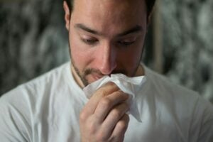 Ésta es la razón por la que te sacas mocos, según una dermatóloga