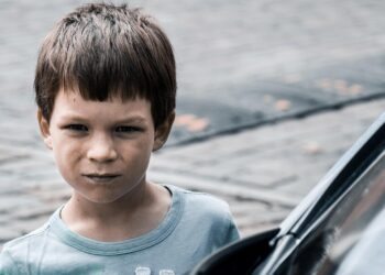 Si tu hijo dice esta frase lo estás haciendo bien, frases que repiten los hijos a los padres, qué hacer si mi hijo empieza a salir de noche, cuándo los hijos pueden salir de fiesta.