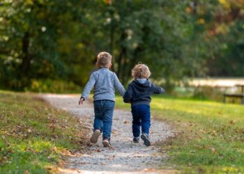 Crianza respetuosa en hijos, obligar a los hijos a compartir, psicología de los niños, educación de los hijos, consejos para que tu hijo aprenda a compartir, cómo educar a los niños con crianza respetuosa, por qué no debes obligar a tus hijos a compartir según los psicólogos.