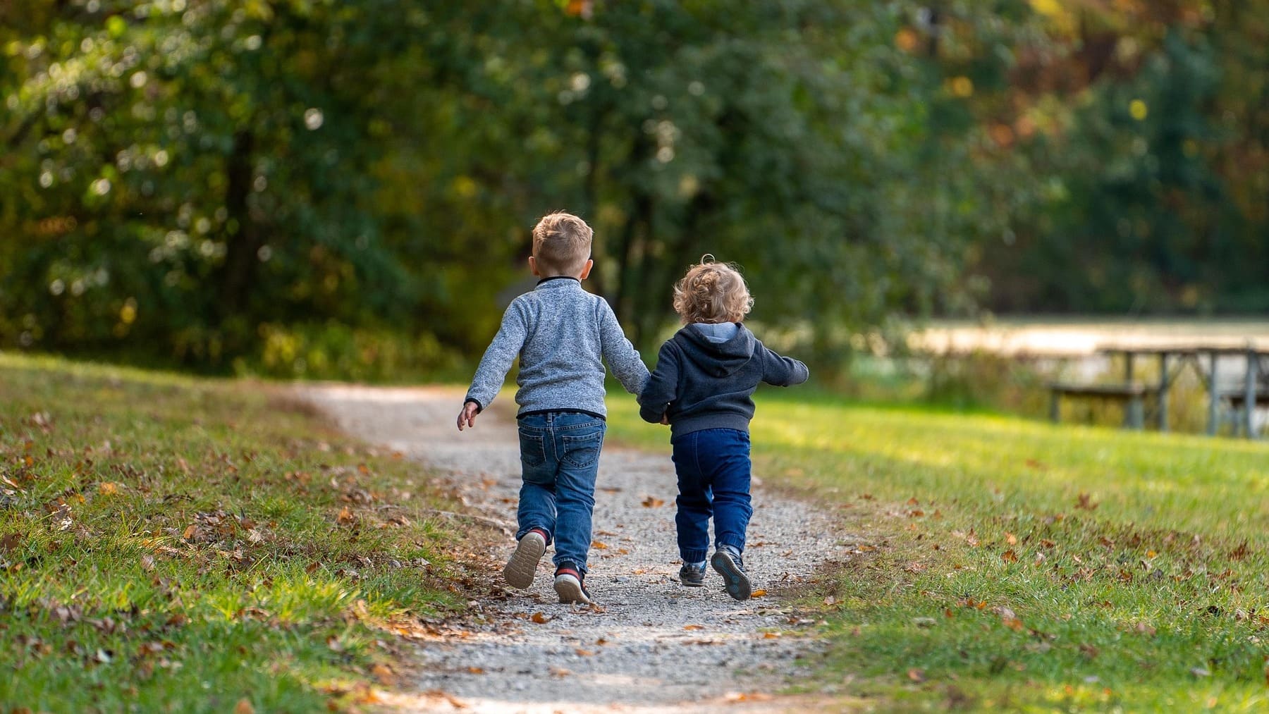 Crianza respetuosa en hijos, obligar a los hijos a compartir, psicología de los niños, educación de los hijos, consejos para que tu hijo aprenda a compartir, cómo educar a los niños con crianza respetuosa, por qué no debes obligar a tus hijos a compartir según los psicólogos.