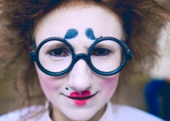 Señales de que tienes pocas habilidades sociales, psicólogos señalan indicios de falta de habilidad social, inteligencia emocional, estudios psicológicos sobre habilidad social, qué significa hacerse el gracioso demasiado.