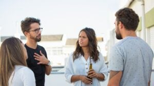 Si una persona se mete en una conversación y la interrumpe es porque no tiene habilidades sociales, según expertos