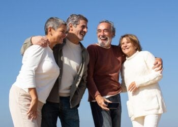 Personas mayores, felicidad, conversación, psicología