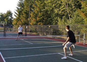 Ni tenis ni pádel: el deporte que acaba de llegar a España y es perfecto para mayores de 55 años