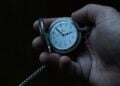 Qué significado tiene mirar siempre el reloj, según la psicología